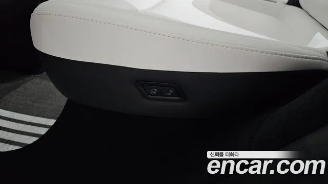 Tesla Model Y — Фото автомобиля 25