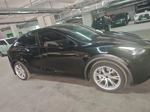 Tesla Model Y — Фото автомобиля 28