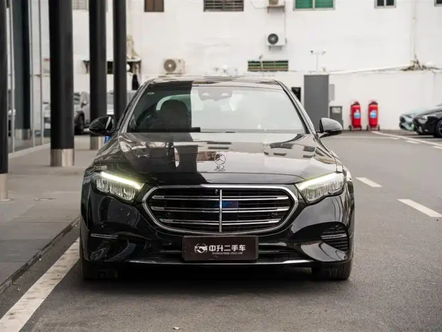 Mercedes-Benz E-Class — Фото автомобиля 3