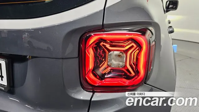 Jeep Renegade — Фото автомобиля 22