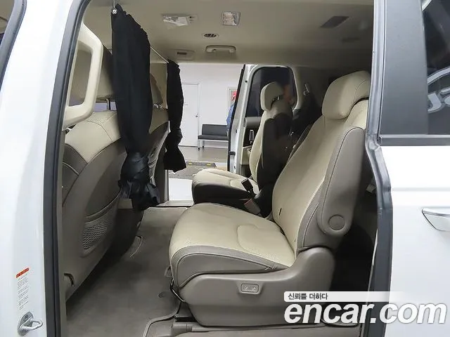 Kia Carnival Generation 4 — Фото автомобиля 10