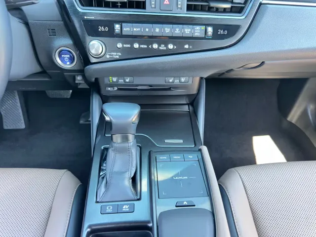 Lexus ES — Фото автомобиля 16