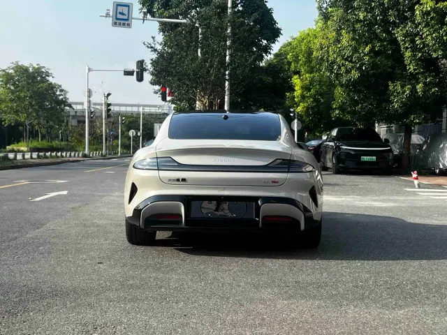 Xiaomi SU7 — Фото автомобиля 13