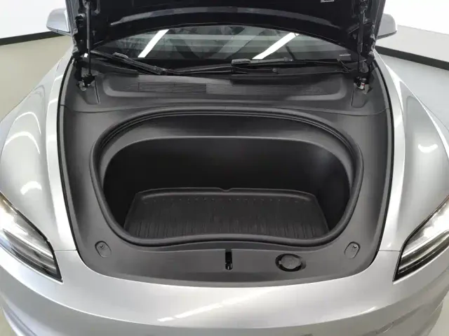 Tesla Model 3 — Фото автомобиля 10