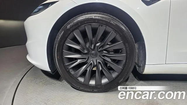 Tesla Model 3 — Фото автомобиля 5