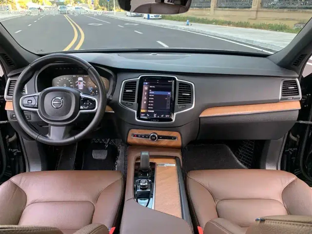 Volvo XC90 — Фото автомобиля 10