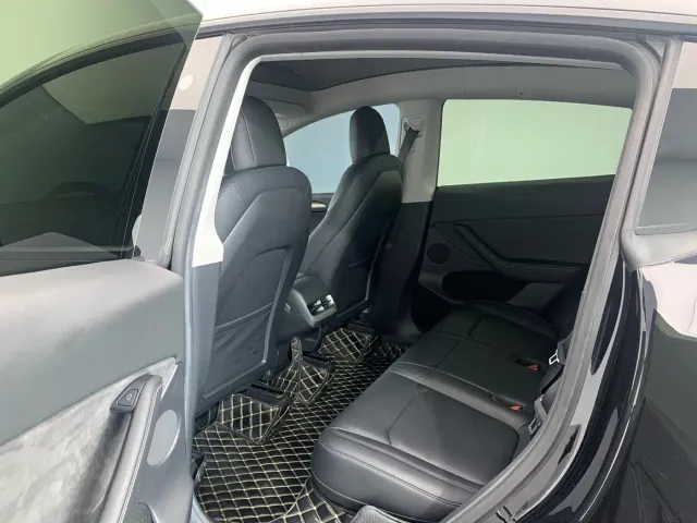 Tesla Model Y — Фото автомобиля 10