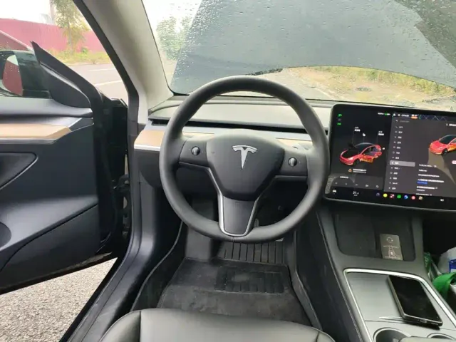 Tesla Model 3 — Фото автомобиля 10