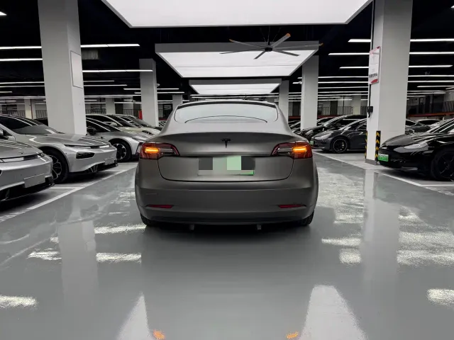 Tesla Model 3 — Фото автомобиля 12