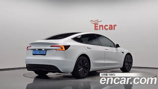 Tesla Model 3 — Фото автомобиля 2