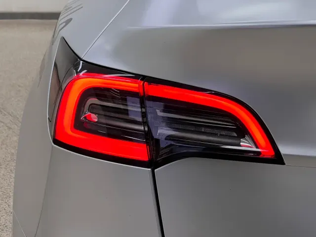 Tesla Model Y — Фото автомобиля 8
