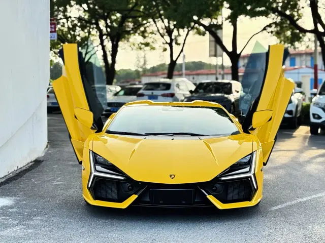 Lamborghini Revuelto — Фото автомобиля 4