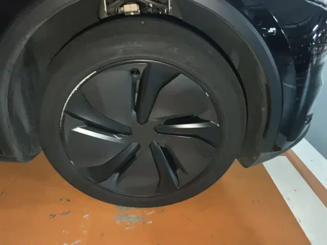 Tesla Model Y — Фото автомобиля 8
