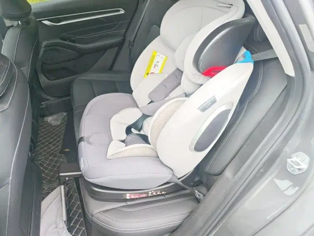 Geely Emgrand — Фото автомобиля 14