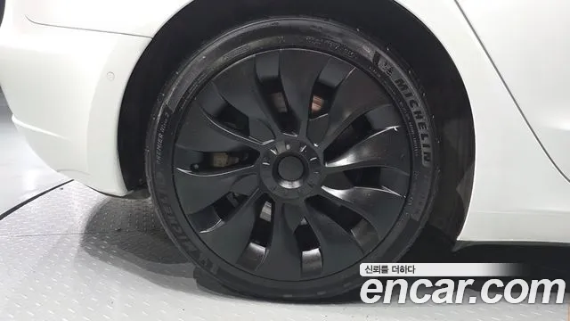 Tesla Model 3 — Фото автомобиля 5