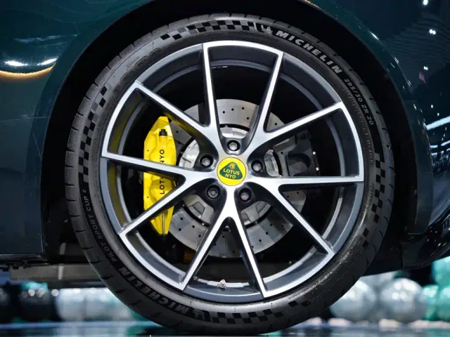 Lotus Emira — Фото автомобиля 15