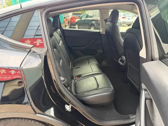 Tesla Model Y — Фото автомобиля 12