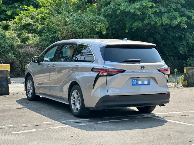Toyota Sienna — Фото автомобиля 5