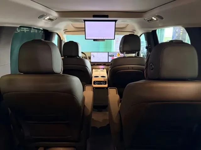 Li Auto MEGA — Фото автомобиля 11