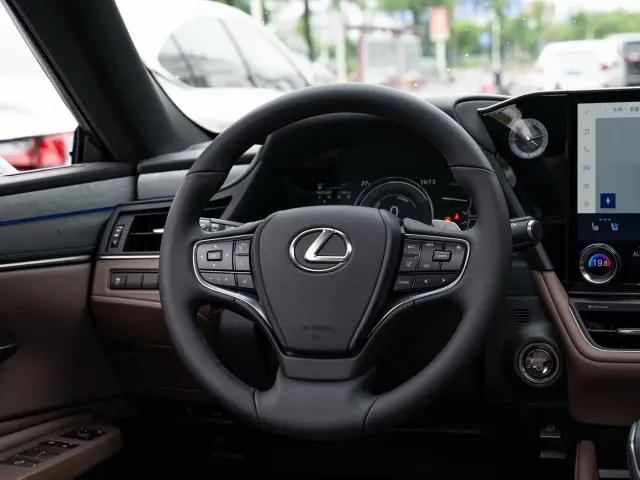 Lexus ES — Фото автомобиля 14