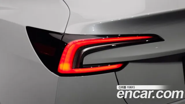 Tesla Model 3 — Фото автомобиля 8