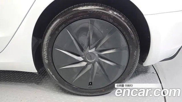 Tesla Model 3 — Фото автомобиля 5