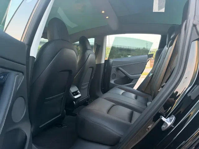 Tesla Model 3 — Фото автомобиля 10