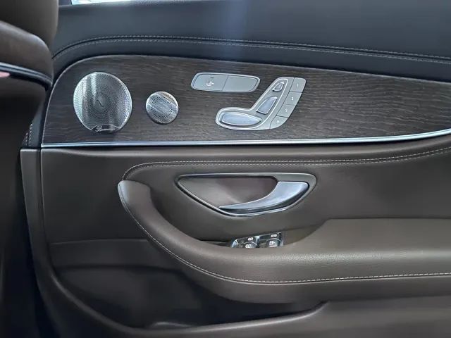 Mercedes-Benz E-Class — Фото автомобиля 11