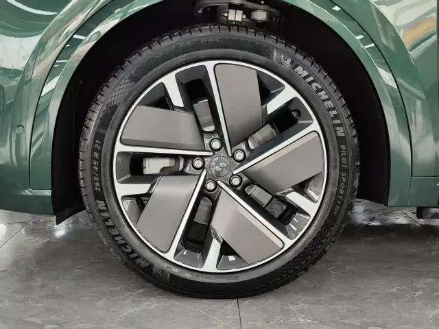 Li Auto L9 — Фото автомобиля 17