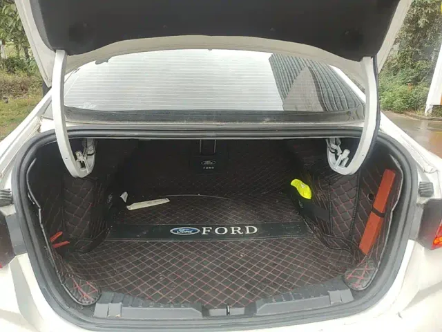 Ford Escort — Фото автомобиля 18