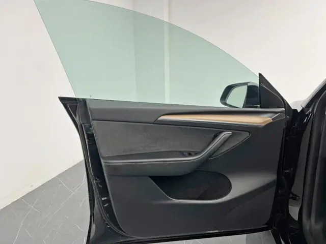 Tesla Model Y — Фото автомобиля 14