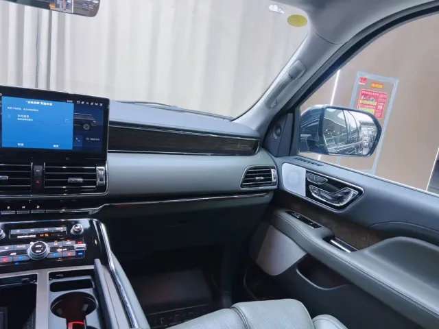 Lincoln Navigator — Фото автомобиля 16