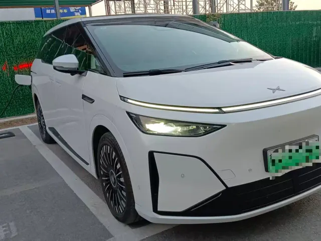 Xpeng X9 — Фото автомобиля 3