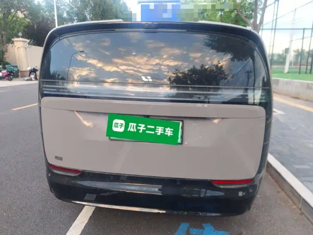 Li Auto MEGA — Фото автомобиля 3