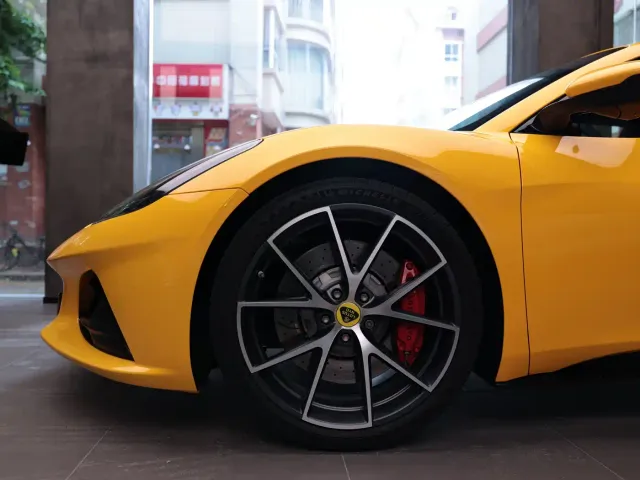 Lotus Emira — Фото автомобиля 15
