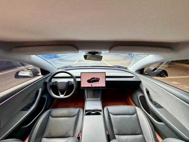 Tesla Model 3 — Фото автомобиля 11
