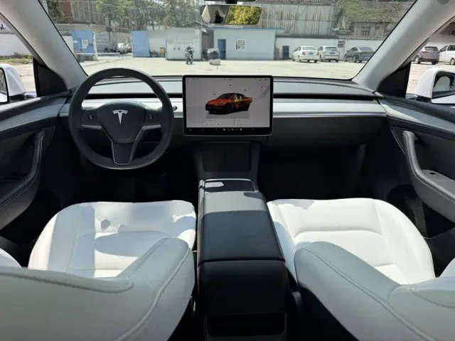 Tesla Model Y — Фото автомобиля 9