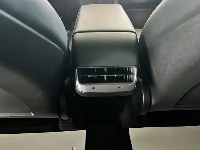 Tesla Model Y — Фото автомобиля 15