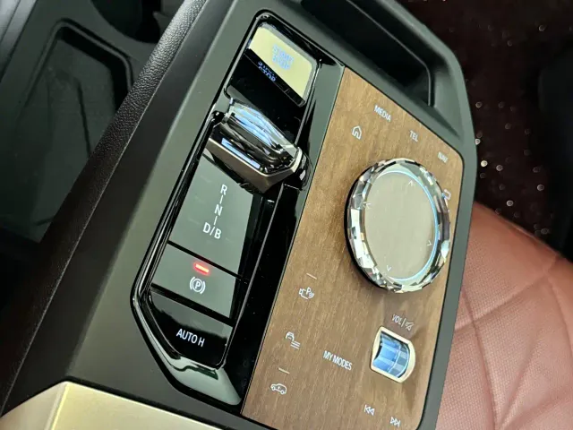 BMW iX — Фото автомобиля 11