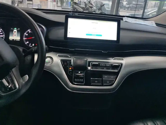 Roewe iMAX8 — Фото автомобиля 13