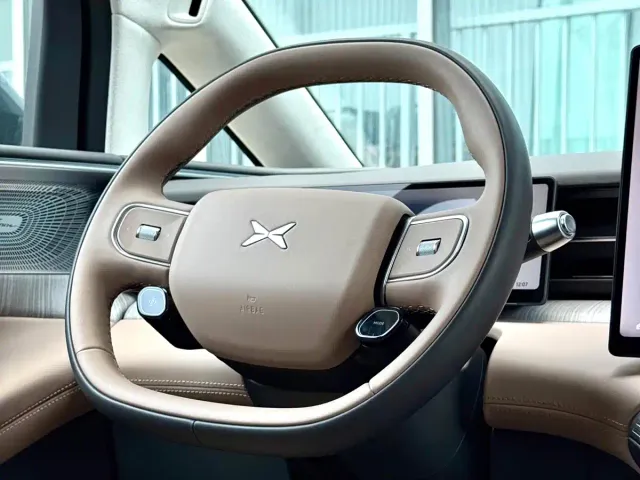 Xpeng X9 — Фото автомобиля 7