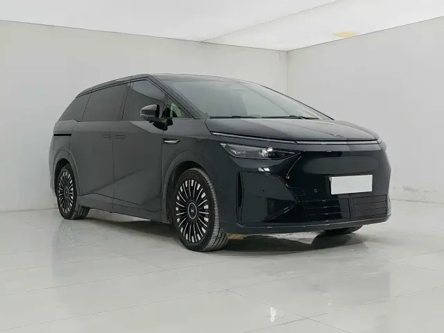 Xpeng X9 — Фото автомобиля 3