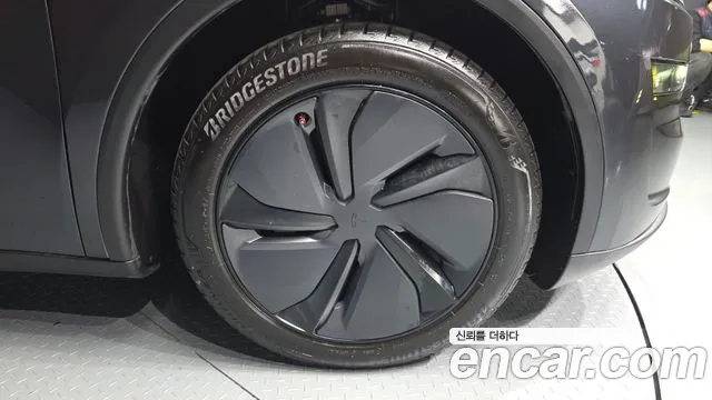 Tesla Model Y — Фото автомобиля 6