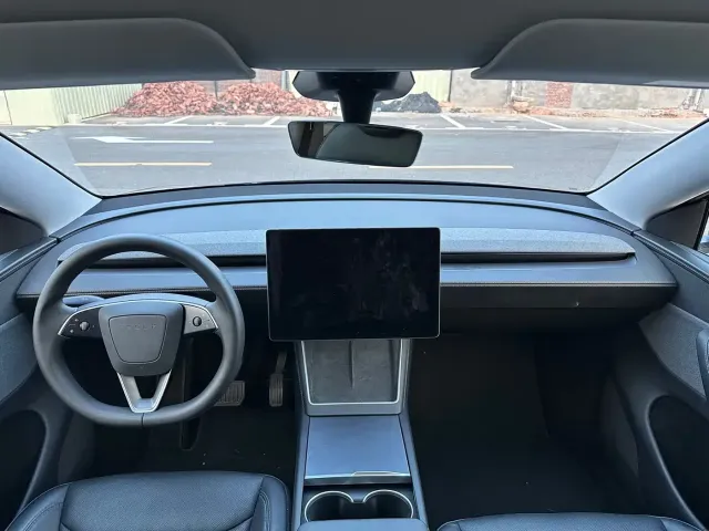 Tesla Model Y — Фото автомобиля 9