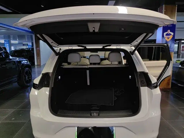 Li Auto Li Auto L6 2024 Pro — Фото автомобиля 18