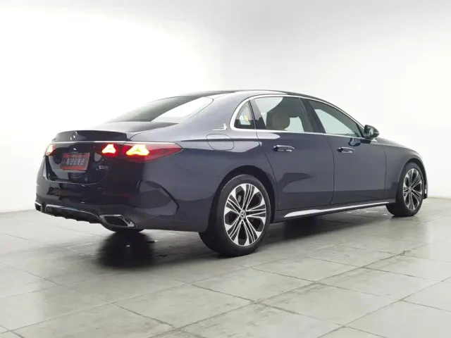 Mercedes-Benz E-Class — Фото автомобиля 2