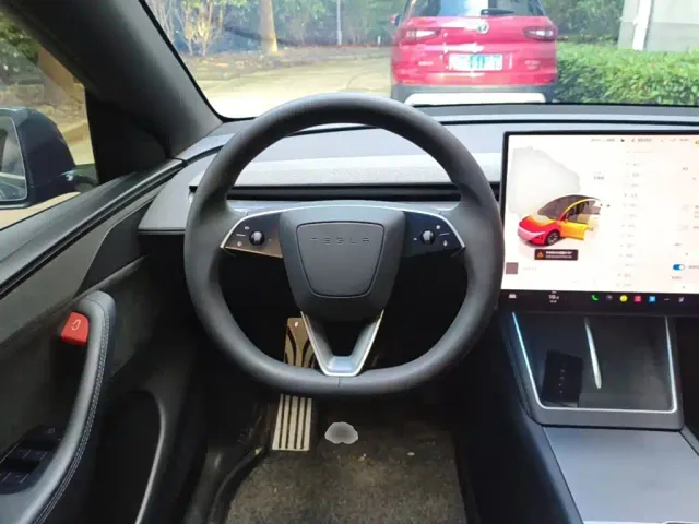 Tesla Model Y L — Фото автомобиля 10