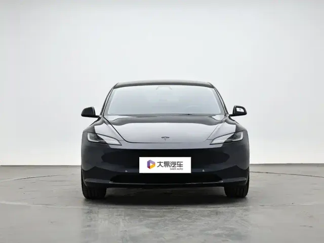 Tesla Model 3 — Фото автомобиля 2