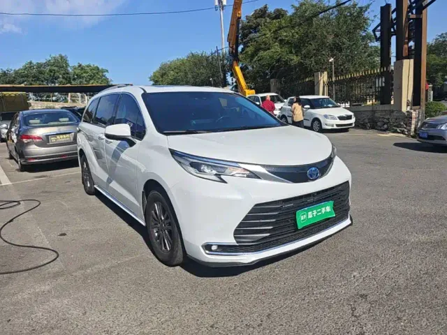 Toyota Sienna — Фото автомобиля 3