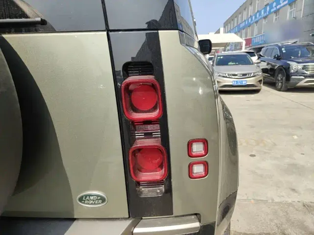 Land Rover Defender — Фото автомобиля 7